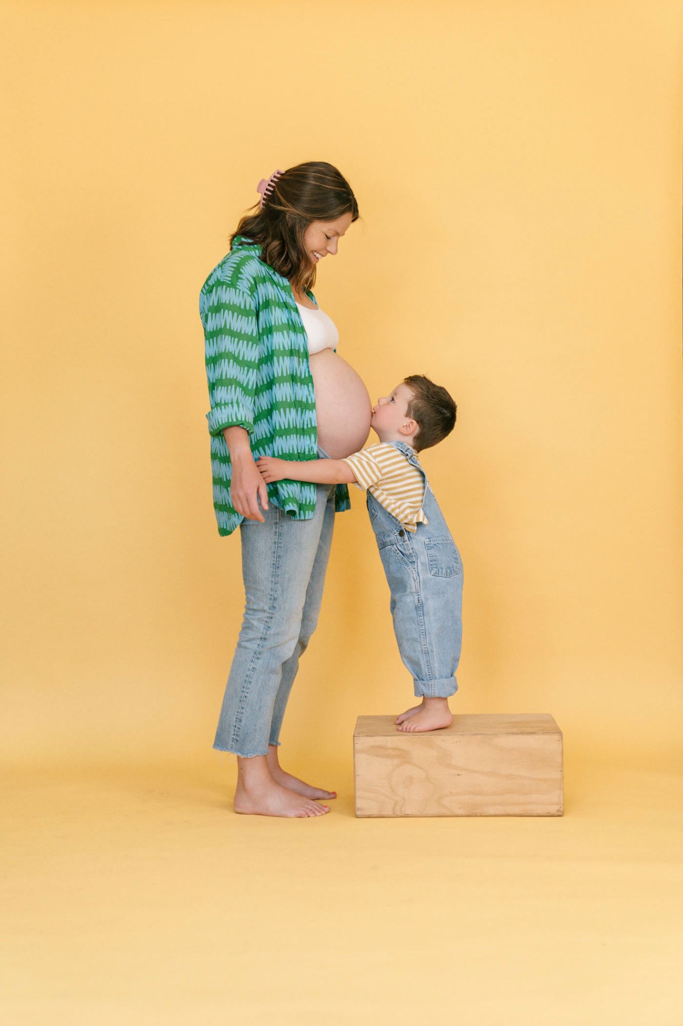 Maternity mini session portrait, yellow background
